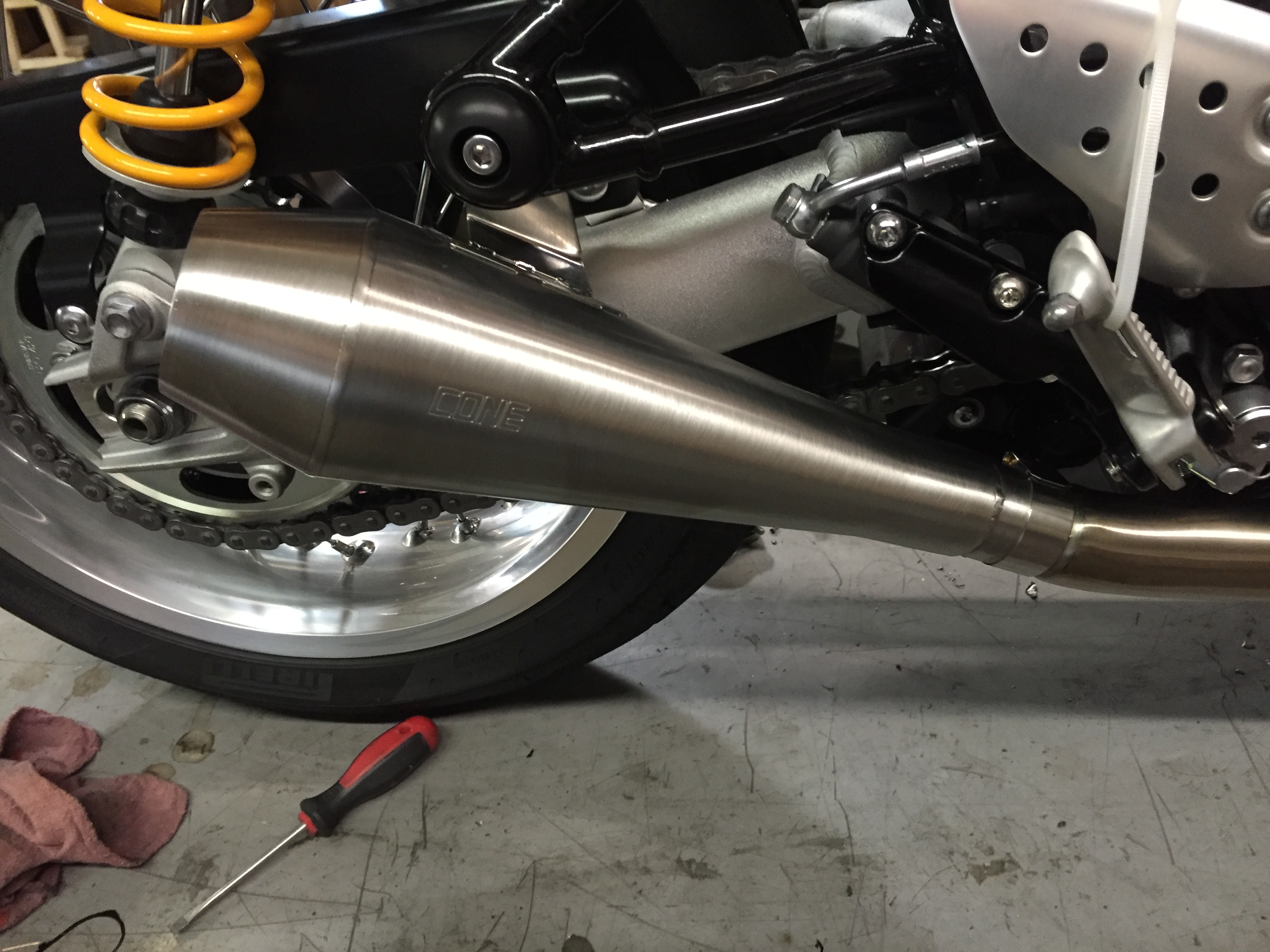 Shorty Performer Triumph Thruxton Exhaust (LiquidCooled) from Cone