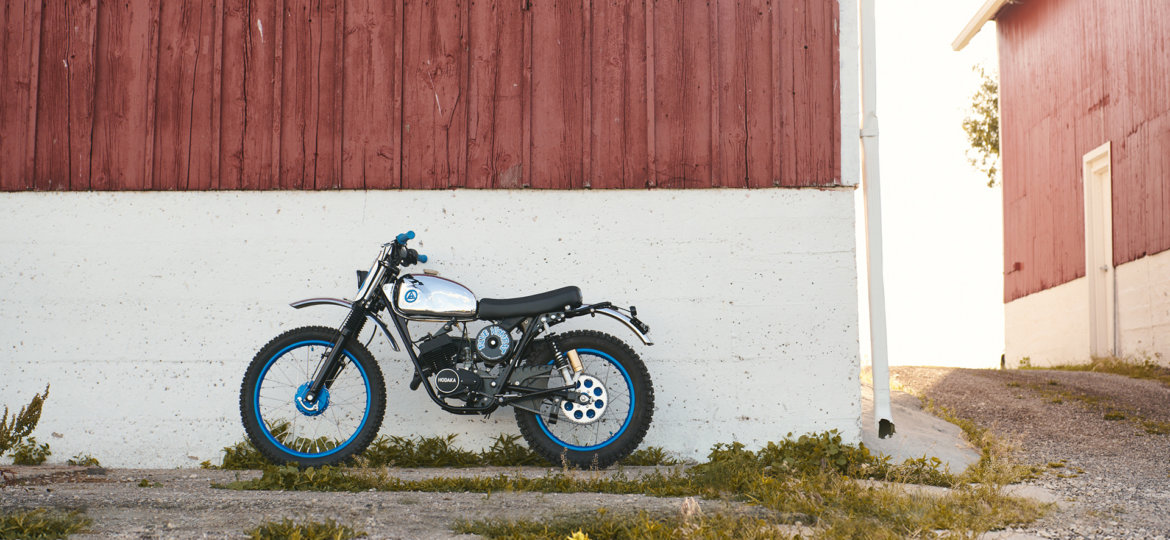 analog-motorcycles-1973-hodaka-blue-wombat-custom_hero3